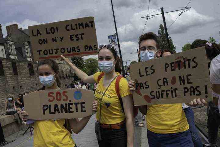 Des&nbsp;jeunes manifestent lors d'une marche pour le climat, à Nantes, le 9 mai 2021.&nbsp; (ESTELLE RUIZ / HANS LUCAS / AFP)