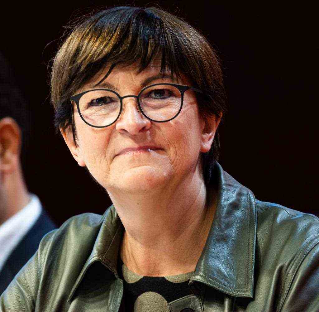 Saskia Esken, currently the federal chairman of the SPD, would like to lead her party even longer