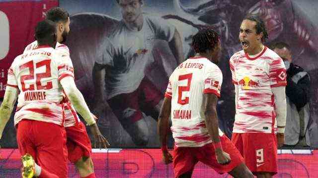 Victory for RB Leipzig: The Leipzig winning goal was not scored by the outstanding Nkunku, but by Yussuf Poulsen (right).