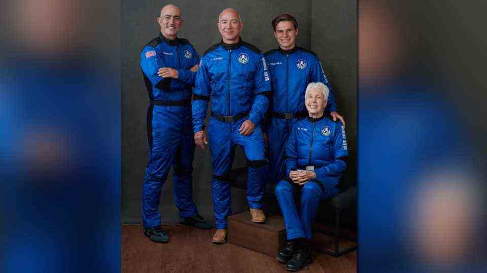Jeff Bezos (2nd from left) starts with this crew (from left) on July 20th in the direction of space: his brother Mark Bezos, 18-year-old Oliver Daemen from the Netherlands and Wally Funk, 82-year-old aviation pioneer from Texas.