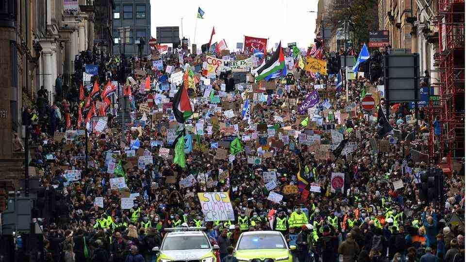 Thousands protest global warming in Glasgow