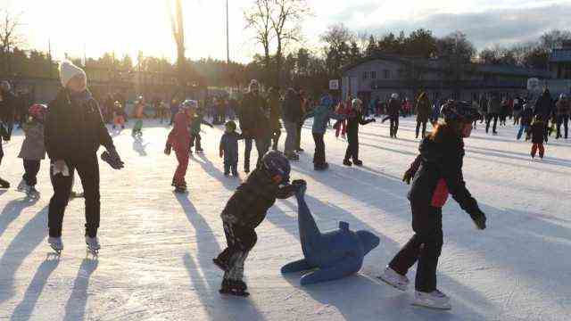 Winter sports in Munich: ice skaters are accompanied by the bright sun on the Dachau artificial ice rink.