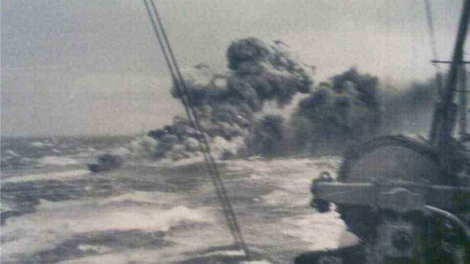 Second World War: photo gallery "Glowworm" 10 pictures - a small destroyer rams a heavy cruiser