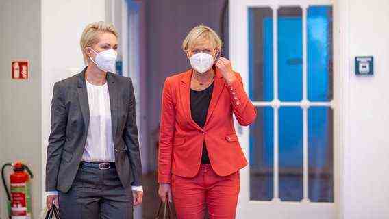 Manuela Schwesig and Simone Oldenburg on the way to the first round of coalition negotiations in Schwerin in October 2021. © dpa-Bildfunk Photo: Jens Büttner