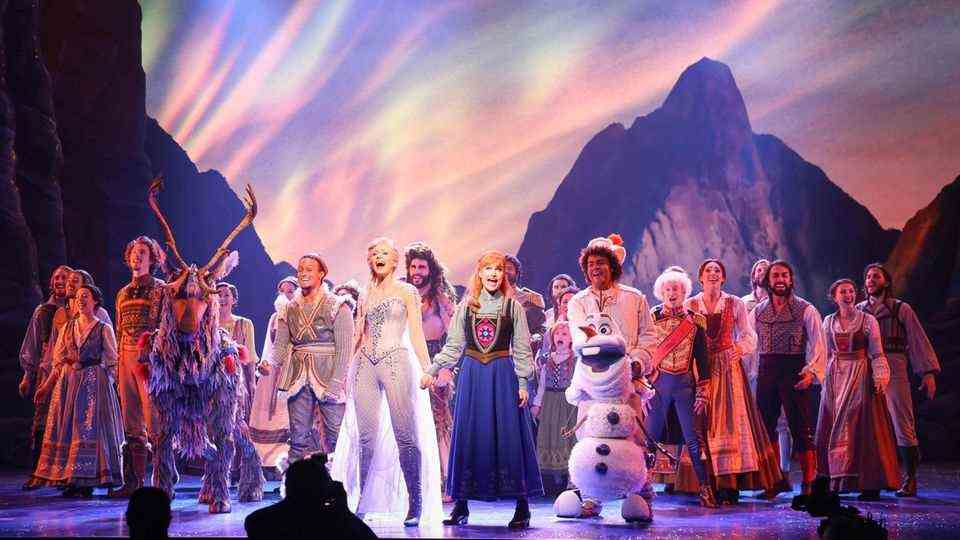 The ensemble of the Disney musical "The icequeen" on the stage in the Stage Theater on the Elbe