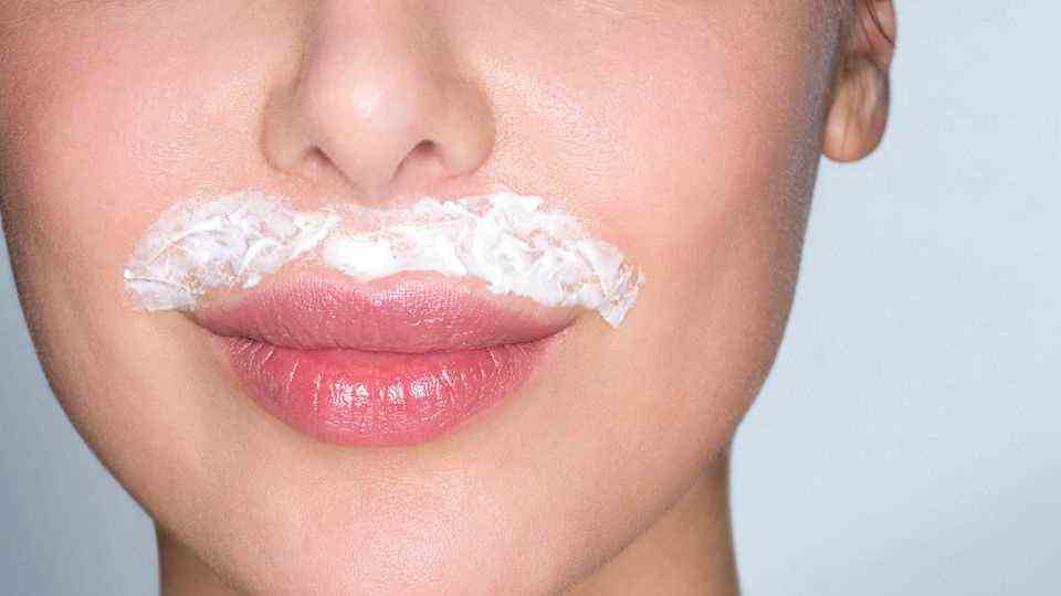 There are several ways to remove a lady's beard