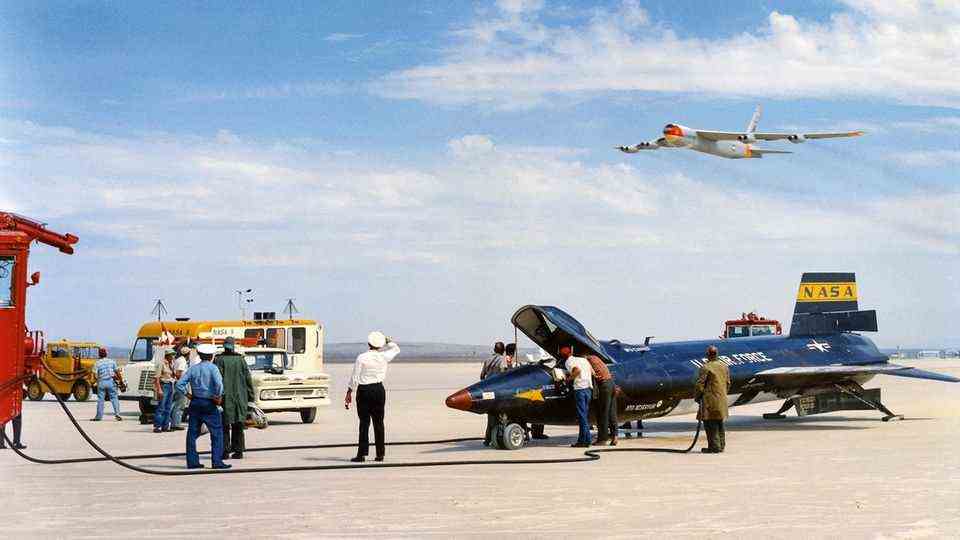 Image 1 of 12 of the photo gallery to click: A “Balls Three” flies over an X-15 in 1961. 199 test flights were carried out with three X-15s in order to reach the limit of the atmosphere.