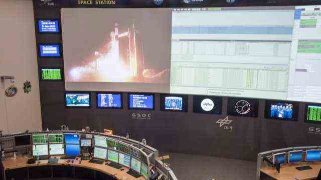 Cosmic Kiss: Finally lifted off: The rocket launch in Cape Canaveral, which has been postponed several times, is shown on a screen at DLR Oberpfaffenhofen.