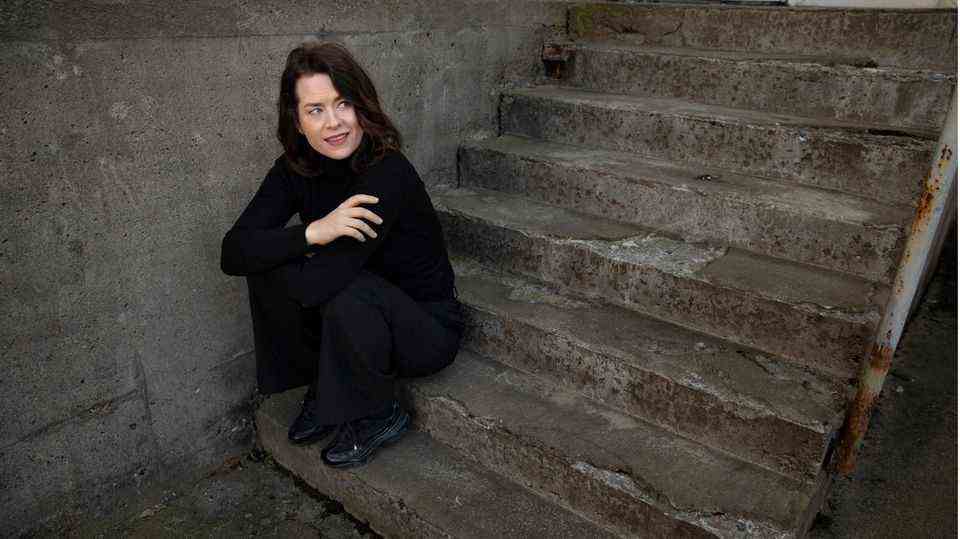 Liv Strömquist is crouching on a staircase