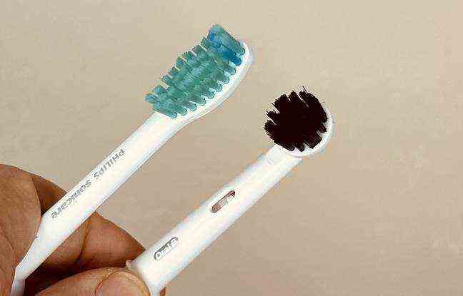 On the left, the brush head of the Philips sonic toothbrush, on the right, that of an Oral-B tilt and turn toothbrush.