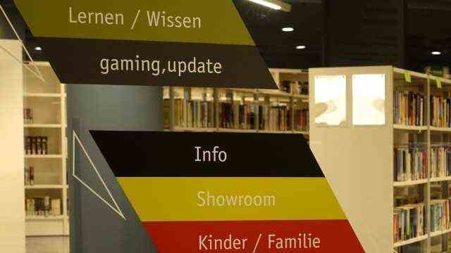 Library in the Motorama: A color system guides visitors to the respective departments.