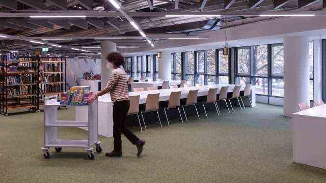 Library in the Motorama: In the learning area on the upper floor there are also workstations with free WiFi.