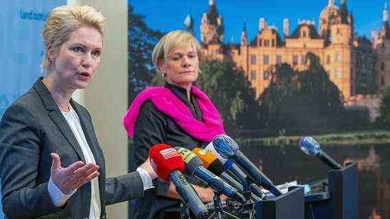 Manuela Schwesig (SPD, front), the Prime Minister of Mecklenburg-Western Pomerania, and Simone Oldenburg (back), the parliamentary leader of the party Die Linke in the state parliament of Mecklenburg-Western Pomerania, announce the occupation of the future state government after a meeting between the SPD and Die Linken .  © dpa-Bildfunk Photo: Jens Büttner