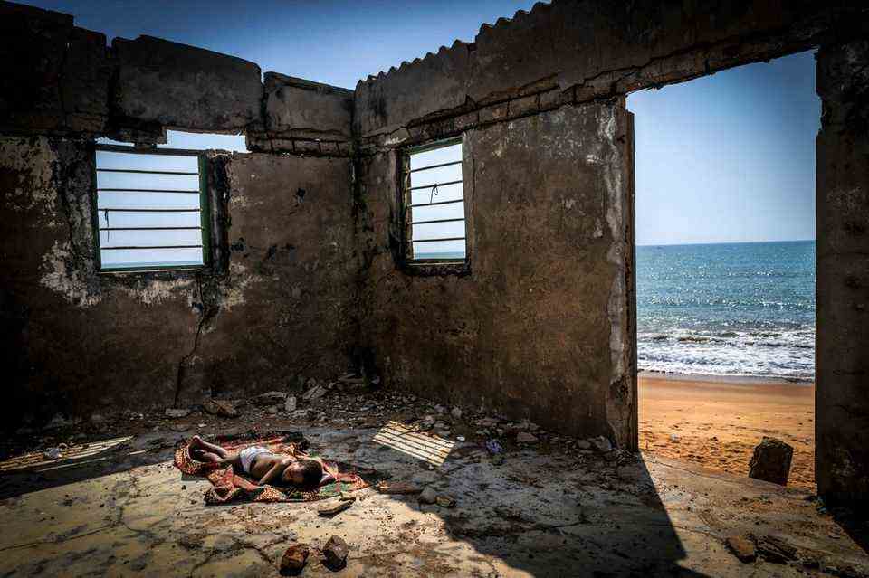 The main prize went to the Spanish photographer Antonio Aragón Renuncio for his picture "The Rising Tide Sons" (The Sons of the Rising Tide).  The photo shows a boy lying asleep on the floor of his destroyed house.  The house is located on Afiadenyigbaurde beach in Ghana and was almost completely destroyed by coastal erosion.  Renuncio's photo points to the rising sea levels, the consequences of which West African countries like Ghana are feeling more and more.  Thousands of people have already been forced to leave their homes there.