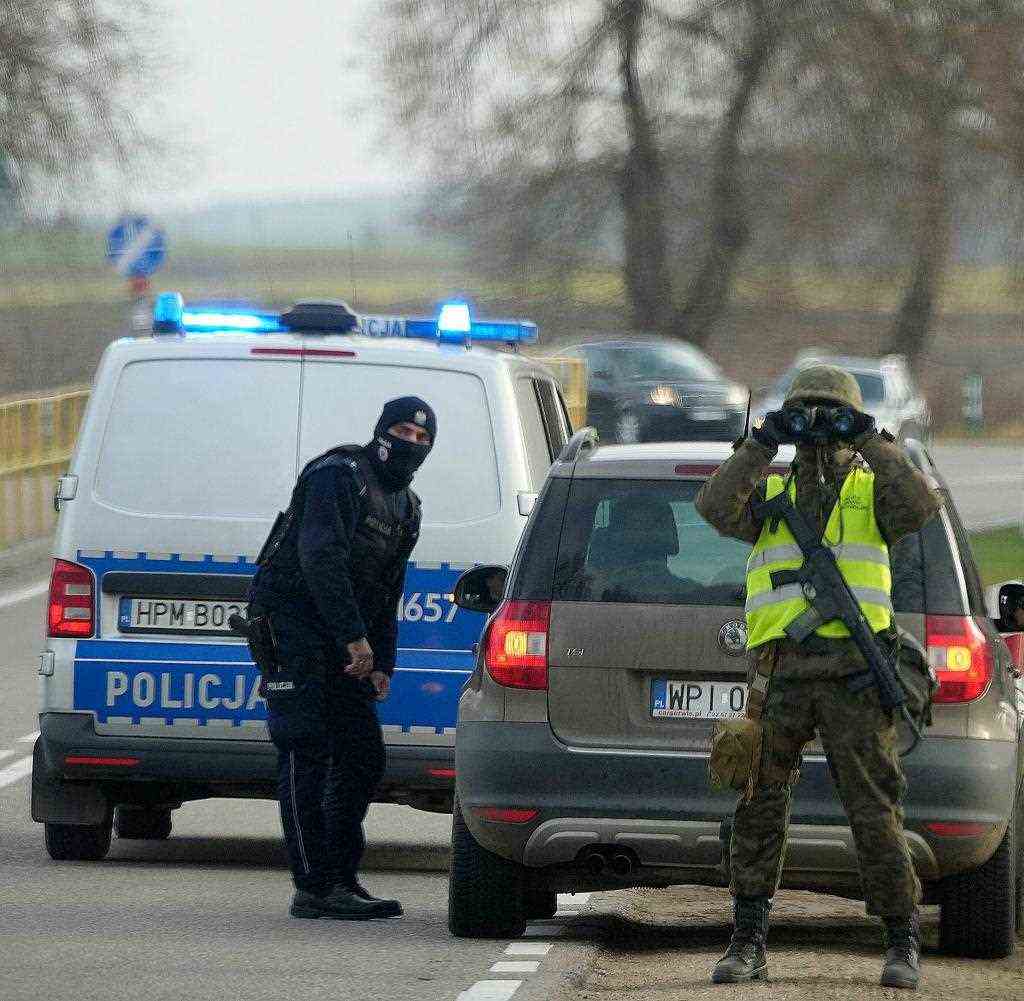 Polish security authorities check cars near the Belarusian border