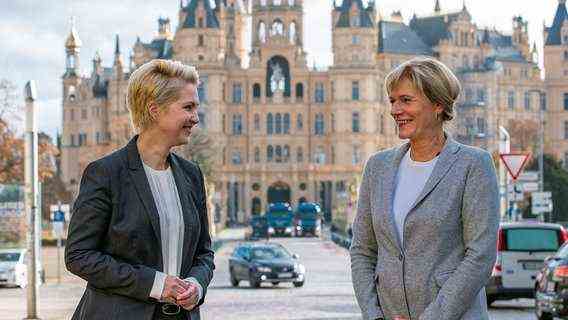 Schwerin: Manuela Schwesig (SPD, l), the Prime Minister of Mecklenburg-Western Pomerania, and Simone Oldenburg (r), the parliamentary leader of the Left in the state parliament of Mecklenburg-Western Pomerania, stand before a final meeting in the coalition negotiations between the SPD and the Left in Mecklenburg -Vorpommern in front of the Schwerin Castle.  © dpa-Bildfunk Photo: Jens Büttner