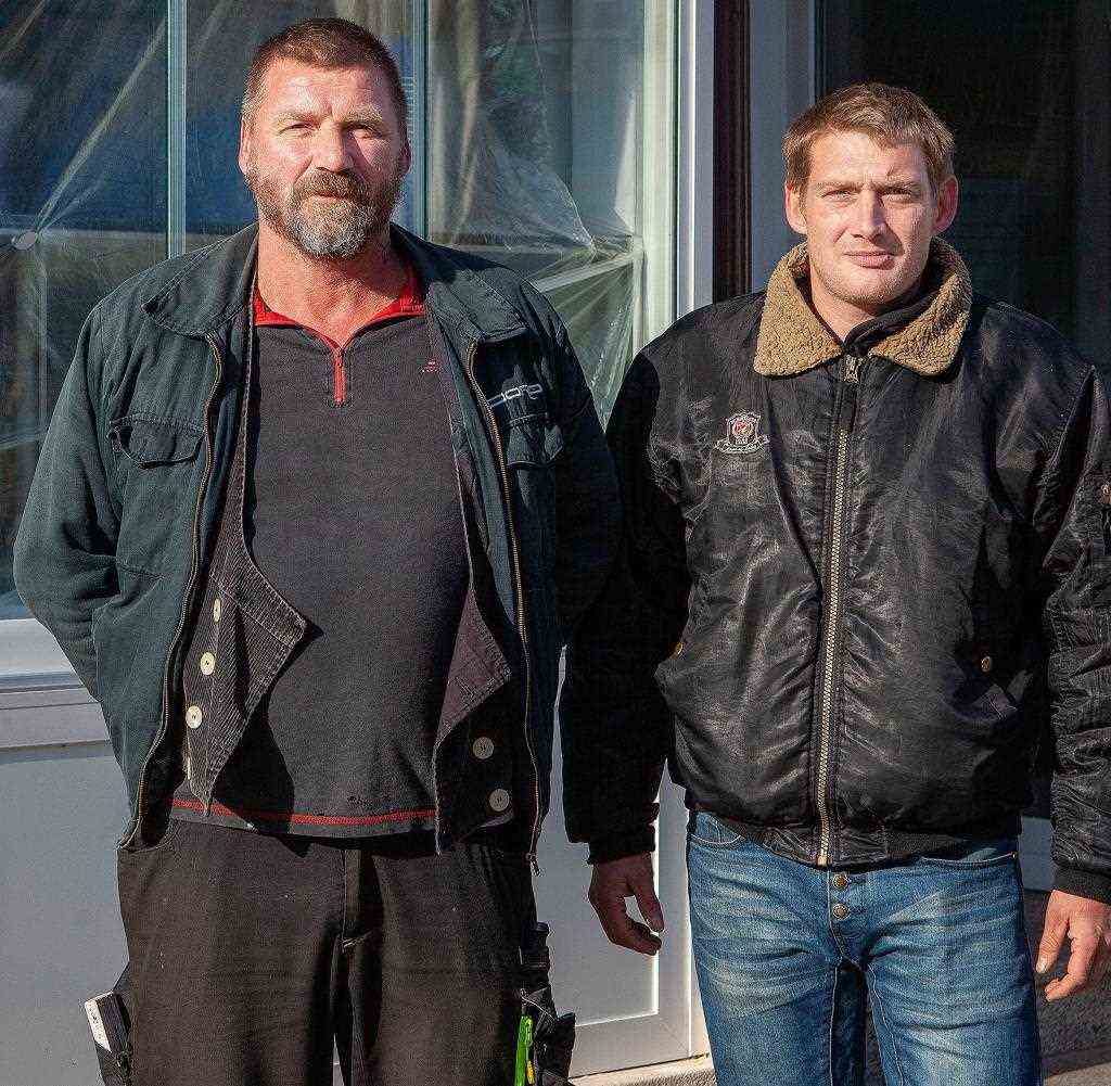 Sandro (links) aus Meinigen in Thüringen findet, die Regierung handele in „Goebbels-Manier“