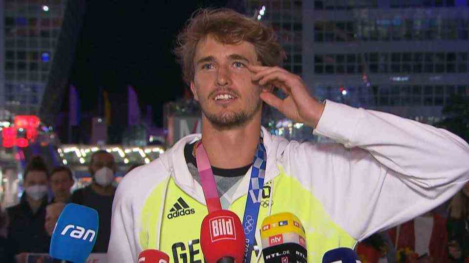 Tennis star Alexander Zverev forgets his luggage in the airport - and only realizes it during an interview.