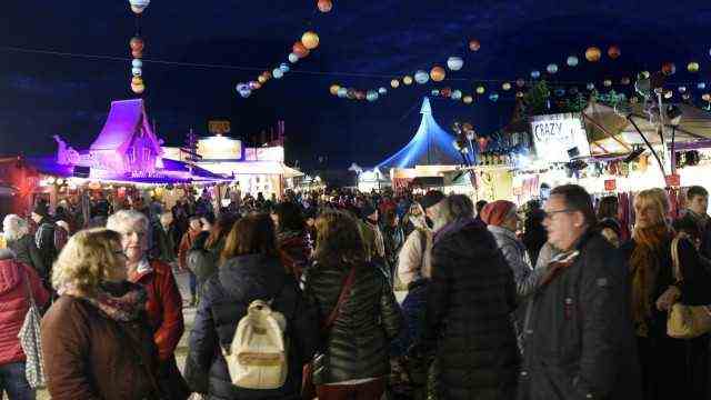 Corona in Munich: A picture from carefree days: At the Tollwood Winter Festival on the Theresienwiese - here an impression from 2019 - there is usually a dense crowd.