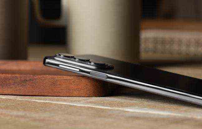 The Motorola Edge 20 is only 0.7 millimeters thick for 163 grams.