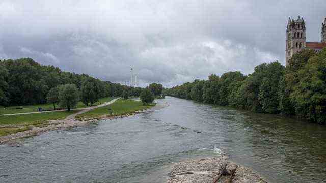Celebrity tips for Munich and the region: The Isar as seen from Munich's Reichenbachbrücke towards the south.