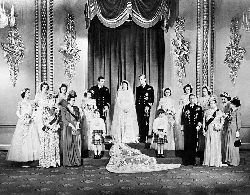 It was the beginning of a marriage that would last for more than 73 years: On November 20, 1947, Crown Princess Elizabeth and Prince Philip tied the knot in Westminster Abbey.  Considering the difficult time so shortly after the end of the war, it was a splendid wedding.  The 21-year-old bride appeared in a white dress with a long train, the groom wore military decorations.