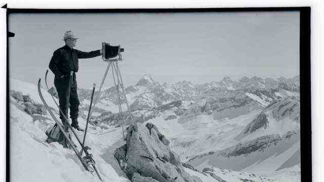 Bavarian photo pioneers: Eugen Heimhuber in 1927 on the 2200 meter high Nebelhorn.  With bellows camera and tripod as well as with glass plates in the backpack.  He and his brother took more than 18,000 recordings in this way.