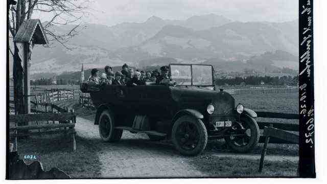 Bavarian photo pioneers: the post motor vehicle from Sonthofen, which was on the road with a distinguished company in 1926.  The climatic health resort at the entrance to the mountains was already very popular back then.