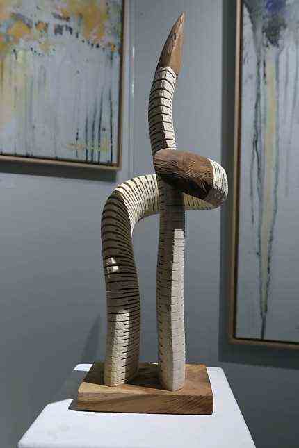 Pullach: A snake-like wooden sculpture by Johannes Hofbauer, winner of the Schwabing Art Prize 2021.