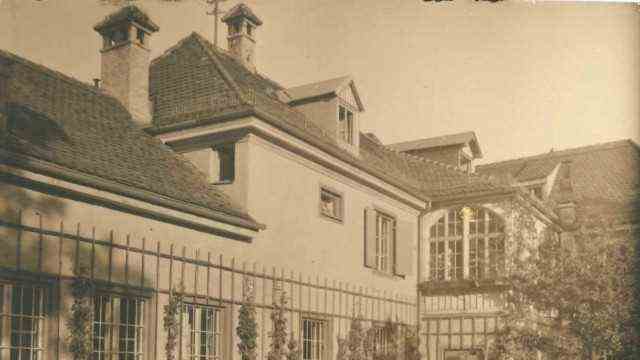 Architectural history: Oskar Pixis wanted to live where he also built.  The photo shows the office wing of his house next to the Laimer Schlössl with the drawing rooms around 1928.