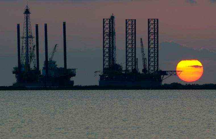 Two oil platforms under construction on June 13, 2021, in Port Fourchon, Louisiana (southeast).  (AFP / Saul LOEB)
