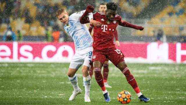 Alphonso Davies (FC Bayern Muenchen 19) in a duel with Vitaliy Buyalskyi (Dynamo Kiev 29), UKR, Dynamo Kiev vs. FC Ba