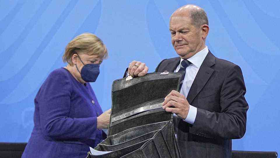 Die geschäftsführende Bundeskanzlerin Angela Merkel (l., CDU) und ihr mutmaßlicher Amtsnachfolger Olaf Scholz (SPD)