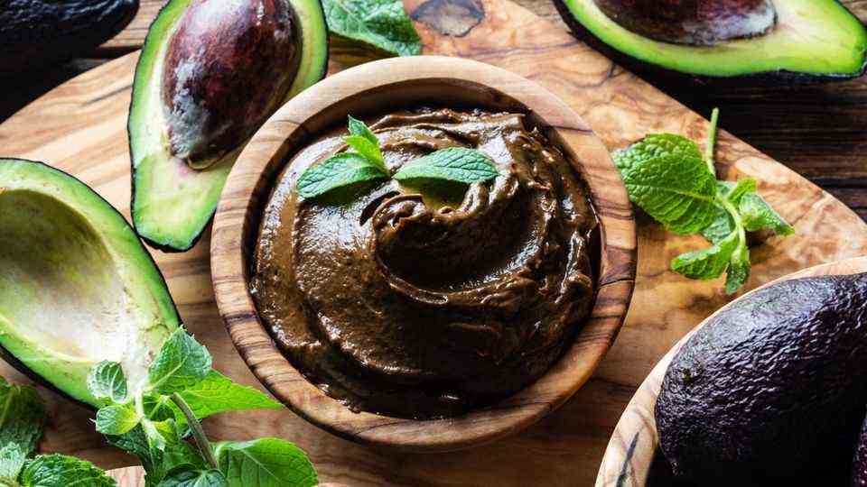 Chocolate mousse with avocado Ingredients: 1 avocado, 1 tbsp honey or maple syrup, 2 tsp cocoa powder, unsweetened Preparation: Mix the spooned out avocado, cocoa powder and honey or maple syrup together.  Fill into molds or bowls, refrigerate - and enjoy.