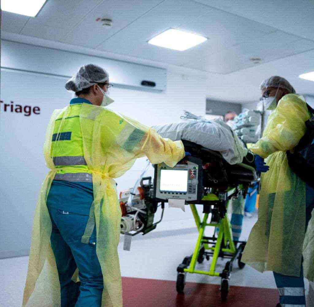 Die Besatzung eines Krankenwagens bringt einen Covid-19-Patienten von Rotterdam ins St. Elisabeth Hospital in Herten, Nordrhein-Westfalen