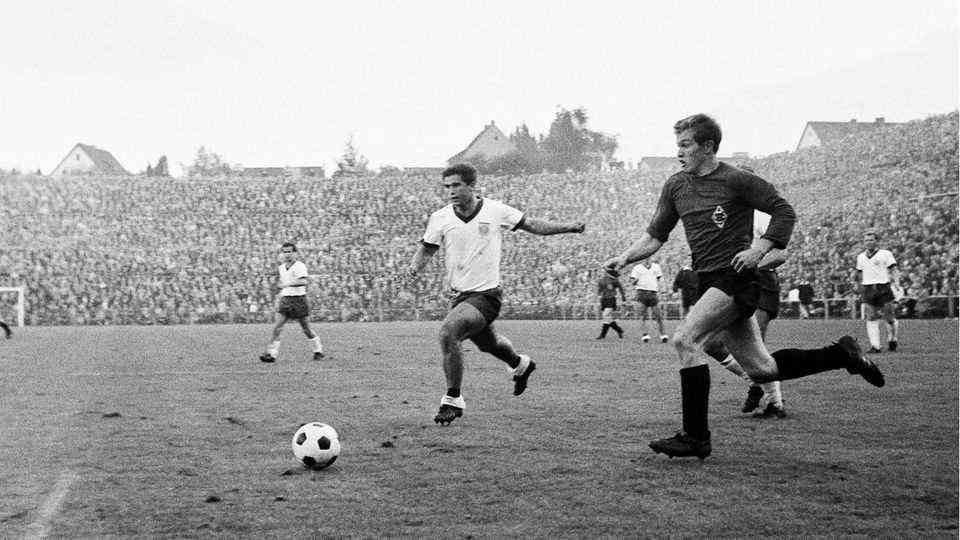 October 2, 1965 The first duel between the two clubs in the Bundesliga, both have just been promoted and meet at Bökelberg.  Some names are still very current.  Jupp Heynckes (front left), for example, then 20 years old, has a running duel with Gerd Müller, at that time 19. Both should shape their teams well into their seventies.  Incidentally, Günter Netzer scored the 1-0 for Gladbach, then the goals from Werner Olk and Gerd Müller turned the game in favor of Bayern.