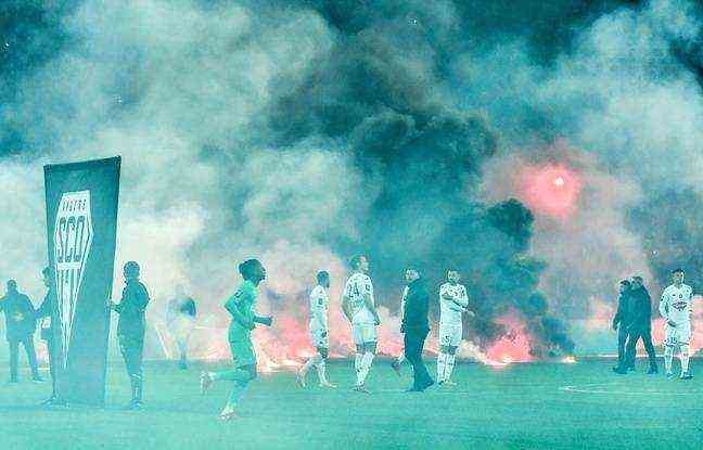 The pre-match between ASSE and Angers looked like general chaos on October 22 on the lawn of the Chaudron.  PHILIPPE DESMAZES