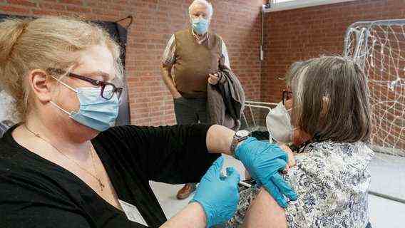 An older woman is vaccinated against corona for the third time in a youth center.  © picture alliance / dpa Photo: Markus Scholz