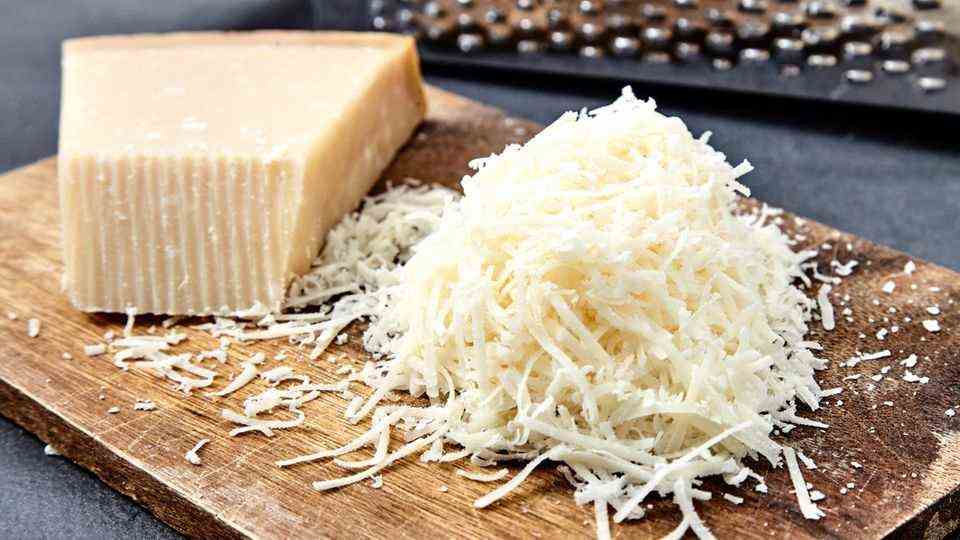 Parmesan in check: grated parmesan is on a wooden board