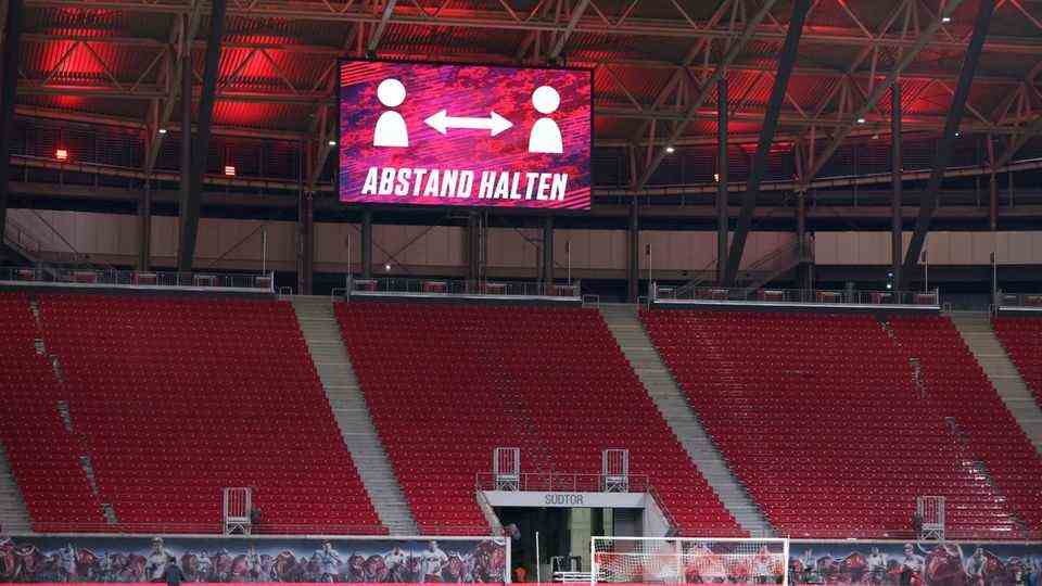 Keep your distance - scoreboard in the Leipzig stadium