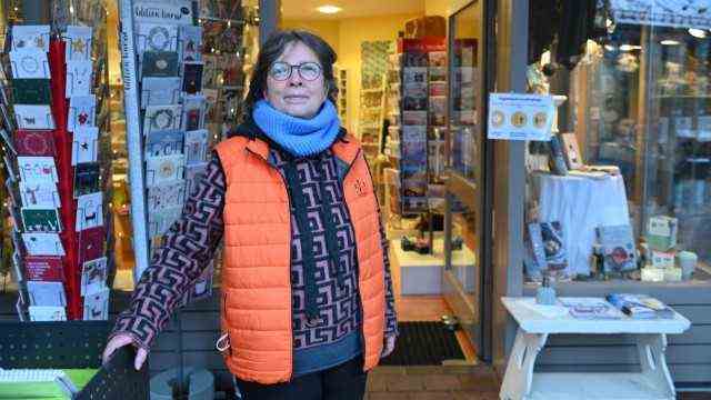 Retail: Michaela Rüth, who works in the Sirius bookstore in Garching, says politicians should have acted earlier.