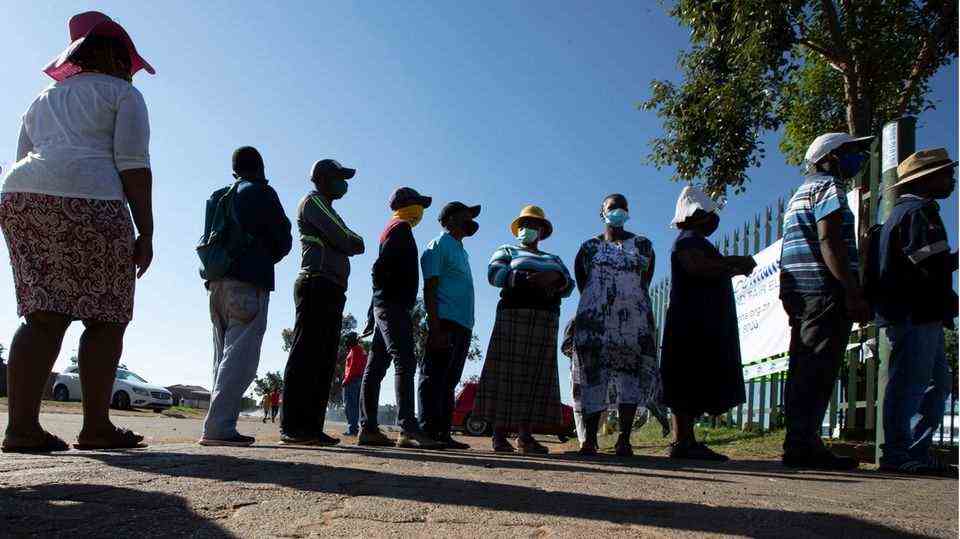 South Africa, Johannesburg: people stand in line