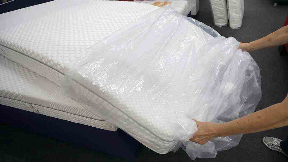Be careful when buying mattresses online: Although shipping is usually free, if you want to return the mattress, you should read the small print.  Because the costs for the return shipment can quickly become very expensive.  For bulky goods, shipping companies charge 150 euros and more. 