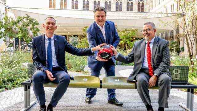 20211004 Photo session with Mayor of Vienna - Handover of original seats from the stadium in Cordoba the City of Vienna