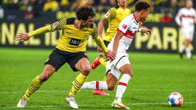 Roberto Massimo (VfB Stuttgart, 30) in a duel against Mats Hummels (Borussia Dortmund / BVB, 15), GER, Borussia Dortmu