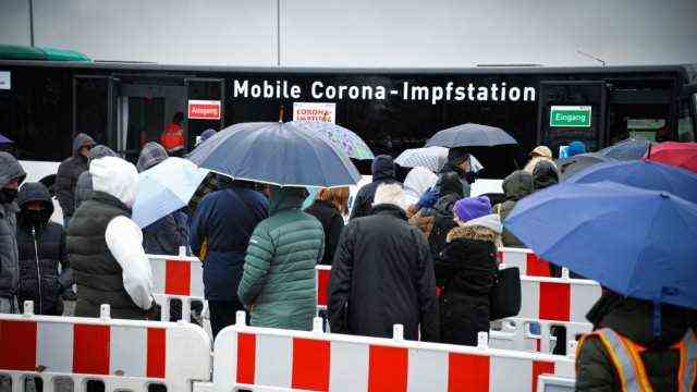 Coronavirus in the Munich district: Since this week, people have been queuing for hours at the mobile vaccination stations.