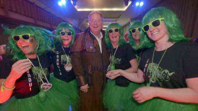 Carnival season: The last happy outcry shortly before the start of the pandemic: Party people of Unterhachinger Gleisenia dressed in green in February 2020 in the middle of Carnival - and Mayor Wolfgang Panzer does not get by.