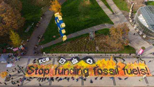 Art campaign against the promotion of fossil energies