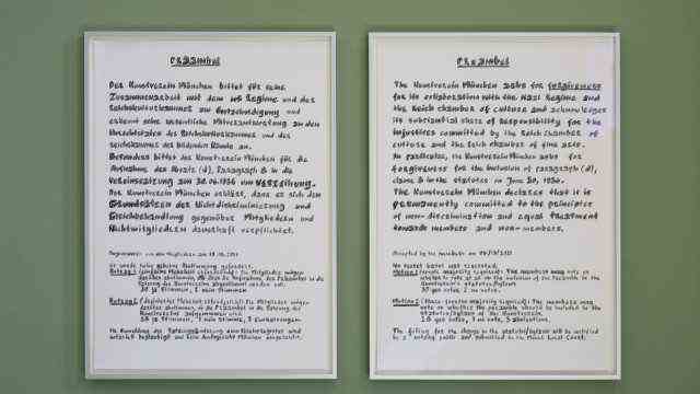 Exhibition: With this preamble to the statutes, the Bea Schlingelhoff in the exhibition "No river to cross" as a typeface, the current board of the Münchner Kunstverein apologizes for its behavior during the Nazi era.
