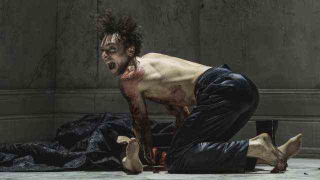 "Macbeth" in Düsseldorf: In the bloodlust: André Kaczmarczyk as Macbeth.
